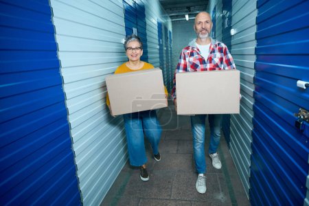 Téléchargez les photos : Femme et un homme portent des boîtes en carton remplies de choses - en image libre de droit