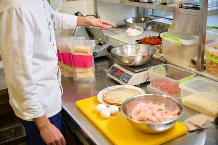 Téléchargez les photos : Le personnel de cuisine prépare des crêpes avec des garnitures spéciales, en utilisant des produits de haute qualité - en image libre de droit