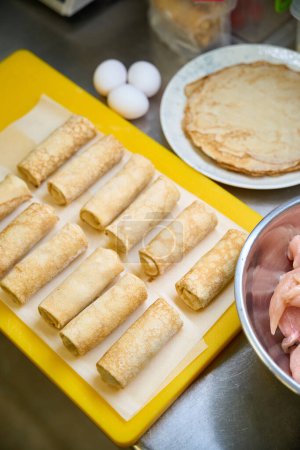 Foto de Panqueques con relleno de carne se encuentran en una tabla de cortar amarillo, productos frescos y de alta calidad se utilizan en la preparación - Imagen libre de derechos