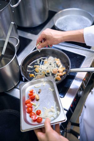 Téléchargez les photos : Chef prépare la sauce spaghetti, il utilise des ingrédients de haute qualité - en image libre de droit