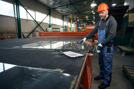 Master corta el vidrio para una ventana de doble acristalamiento, moderno equipo de alta tecnología se utiliza en la producción