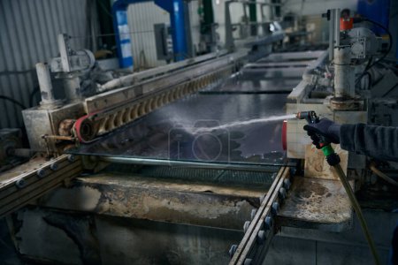 Lavado de vidrio en la producción de ventanas utilizando dispositivos eficaces