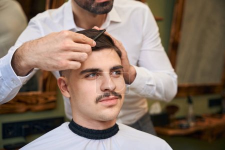 Téléchargez les photos : Bel homme avec moustache obtenir nouvelle coiffure au salon de coiffure - en image libre de droit