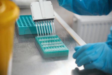 Téléchargez les photos : Spécialiste des maladies infectieuses au travail dans un laboratoire moderne, des gadgets de laboratoire spéciaux sont utilisés - en image libre de droit