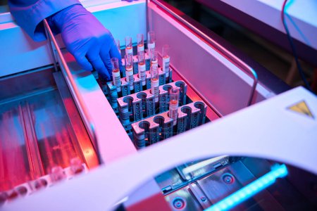Especialista trabaja con muestras biomateriales en un laboratorio moderno utilizando equipos de alta tecnología