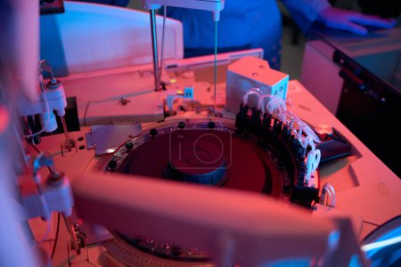 Foto de Inmunólogo utiliza un dispositivo para el aislamiento automático de ácidos nucleicos, equipos modernos en el laboratorio - Imagen libre de derechos