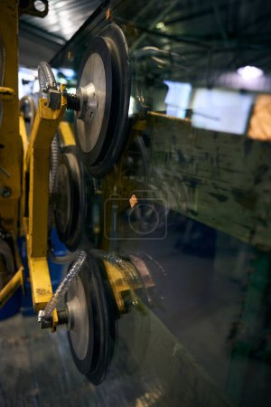 Leistungsstarke Sauger auf einem speziellen Gerät für Montage- und Beladungsarbeiten in der Werkstatt, moderne Produktionsanlagen