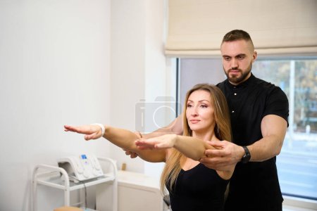 Téléchargez les photos : Physiothérapeute examine un patient à un rendez-vous, le médecin utilise une technique spéciale - en image libre de droit