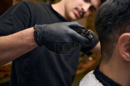 Téléchargez les photos : Homme méconnaissable obtenir une nouvelle coiffure au salon de coiffure - en image libre de droit
