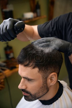 Foto de Peluquería profesional peluquero utilizando talco en polvo para su cabello cliente en la barbería - Imagen libre de derechos