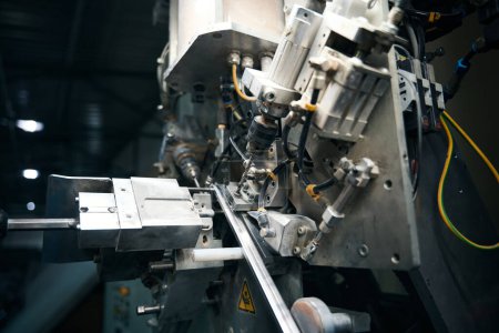 Foto de Máquina multifuncional de alta tecnología para el trabajo en el taller, equipo de producción moderno - Imagen libre de derechos