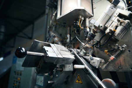 Multifunktionale Maschine für die Arbeit in der Werkstatt, moderne Produktionsanlagen