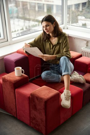 Téléchargez les photos : Croquis de dessinateur de vêtements femme confiant dans le café - en image libre de droit