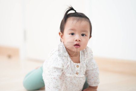 Foto de Portrait of asian baby girl, looking at camera. - Imagen libre de derechos