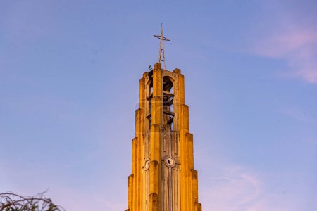 Torre de la iglesia de Santa Catarina en la ciudad de Santa Maria RS Brasil. Templo religioso. Iglesia Católica. Turismo religioso. campanario