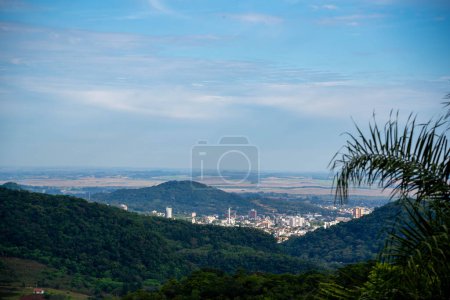Vista de la ciudad de Santa Maria RS Brasil desde el mirador de Itaara. Ciudades de la región central. Santa Maria RS.