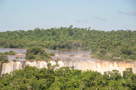 Vue des chutes de la rivière Iguau dans le sud du Brésil.