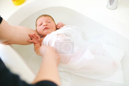 Téléchargez les photos : The first time bath for newborn baby in hospital - en image libre de droit