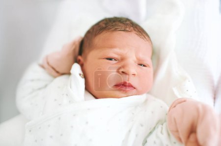 Foto de Portrait of adorable newborn baby lying in hospital crib - Imagen libre de derechos