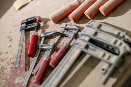 Foto de Herramientas. Primer plano de las herramientas de carpintería en un taller - Imagen libre de derechos
