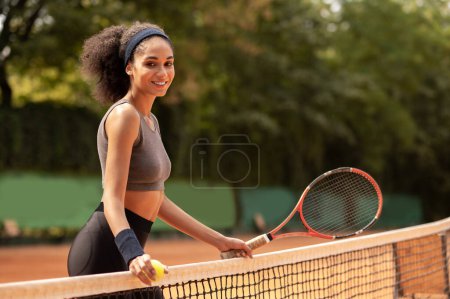 Foto de Me encanta el tenis. Linda chica morena haciendo ejercicio en la cancha de tenis - Imagen libre de derechos