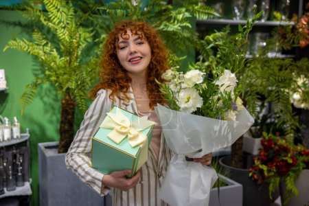 Foto de Mujer con una caja de regalo. Linda joven sonriente con una caja de regalo en las manos - Imagen libre de derechos