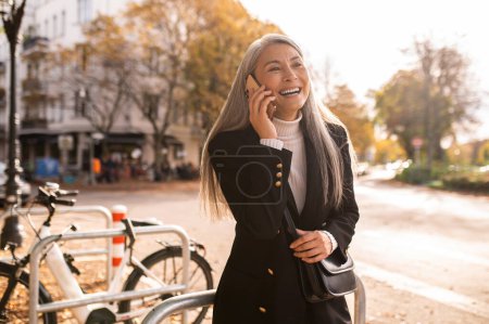 Foto de Llamada telefónica. Mujer linda sonriente hablando por teléfono - Imagen libre de derechos