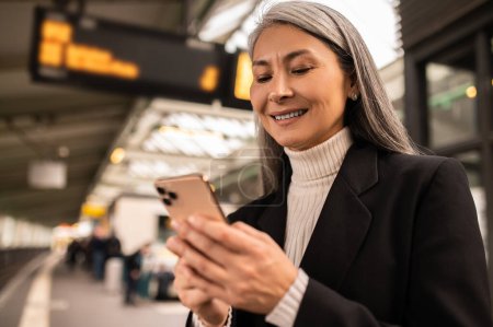 Téléchargez les photos : Dans un métro. Femme aux cheveux longs sur le quai dans un métro - en image libre de droit