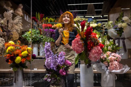 Foto de Florista en el trabajo. Linda floristería en una floristería buscando disfrutado - Imagen libre de derechos