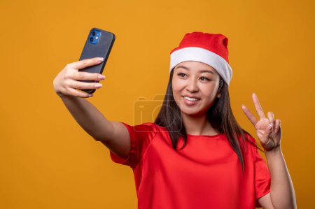 Téléchargez les photos : Selfie. mignon jeune asiatique femme faire selfie et faire pose - en image libre de droit