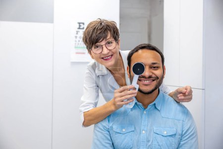 Téléchargez les photos : Measurements. Female optometrist working with a male patient - en image libre de droit