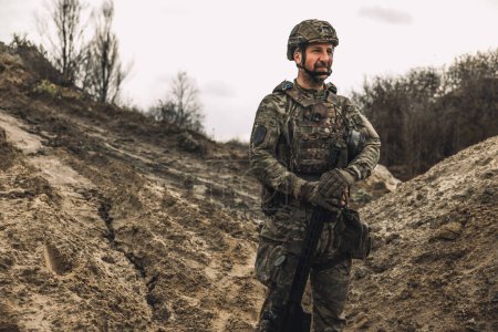 Téléchargez les photos : On a position. A soldier standing in a dig-position - en image libre de droit