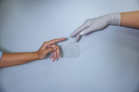 Téléchargez les photos : Hands. Close up of stretched hands approaching one another - en image libre de droit