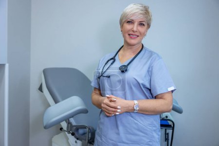 Téléchargez les photos : Female doctor. Short-haired blonde female doctor in bluse scrubs - en image libre de droit