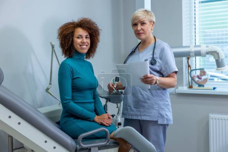 Téléchargez les photos : Gynecology. Gynecologist working with a woman sitting on a examination chair - en image libre de droit