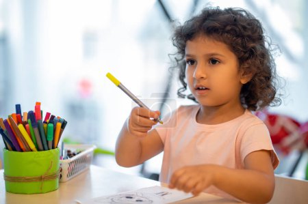 Téléchargez les photos : Drawing. Cute little girl drawing in a play room - en image libre de droit