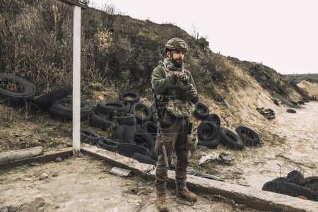 Foto de War time. Man in military uniform and a rifle - Imagen libre de derechos