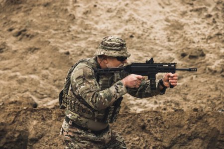 Téléchargez les photos : Shooting. Soldier with a rifle on a shooting range - en image libre de droit