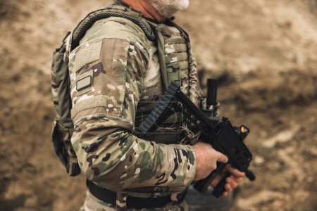 Téléchargez les photos : Shooting. Soldier with a rifle on a shooting range - en image libre de droit