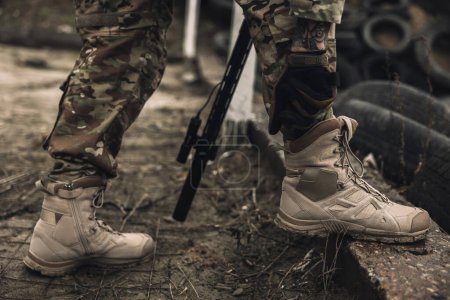 Téléchargez les photos : Feet in boots. Close up picture of soldiers feet in boots - en image libre de droit