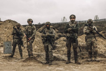 Téléchargez les photos : Soldiers. Soldiers on a shooting range looking concentrated and attentive - en image libre de droit