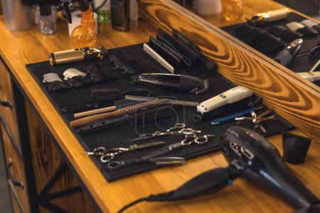 Téléchargez les photos : Barbers tools. Close up of barbers tools on the wooden surface - en image libre de droit