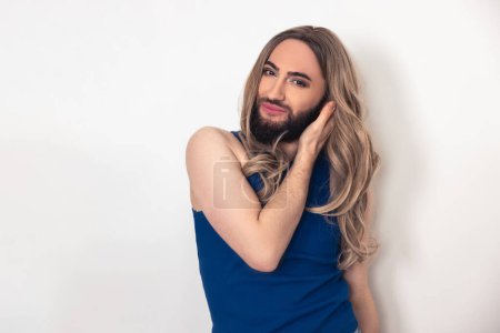 Téléchargez les photos : Portrait taille haute d'une personne transgenre souriante contentant dans la perruque posant pour la caméra - en image libre de droit