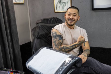 Foto de Amante del tatuaje. Joven asiático hombre con grandes tatuajes en sus brazos - Imagen libre de derechos
