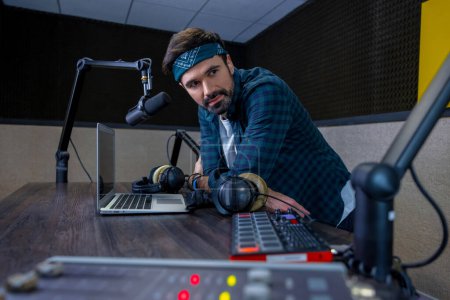 Téléchargez les photos : RAdio dj. Radio DJ avec bandana sur la tête à la station de radio - en image libre de droit