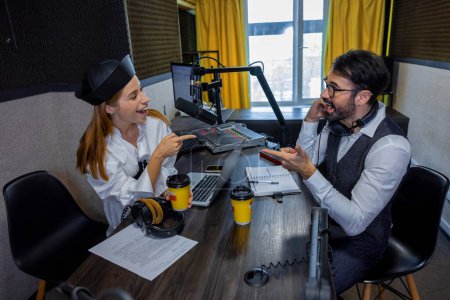 Foto de En la estación de radio. Radio dj hablando con un invitado en un estudio de radio - Imagen libre de derechos