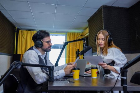 Foto de En la estación de radio. Radio dj hablando con un invitado en un estudio de radio - Imagen libre de derechos
