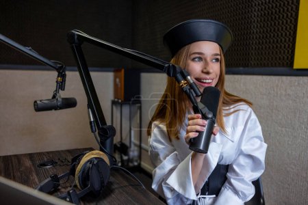 Téléchargez les photos : Au studio de radio. souriant jeune fille apprécié avec - en image libre de droit