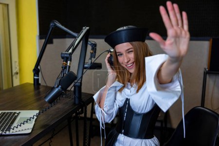Téléchargez les photos : Au studio de radio. souriant jeune fille apprécié avec - en image libre de droit
