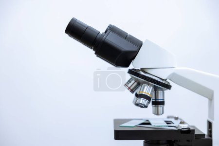 Téléchargez les photos : Image de microscope, chimie, instrument pharmaceutique, outil grossissant de microbiologie. Espace de copie. - en image libre de droit